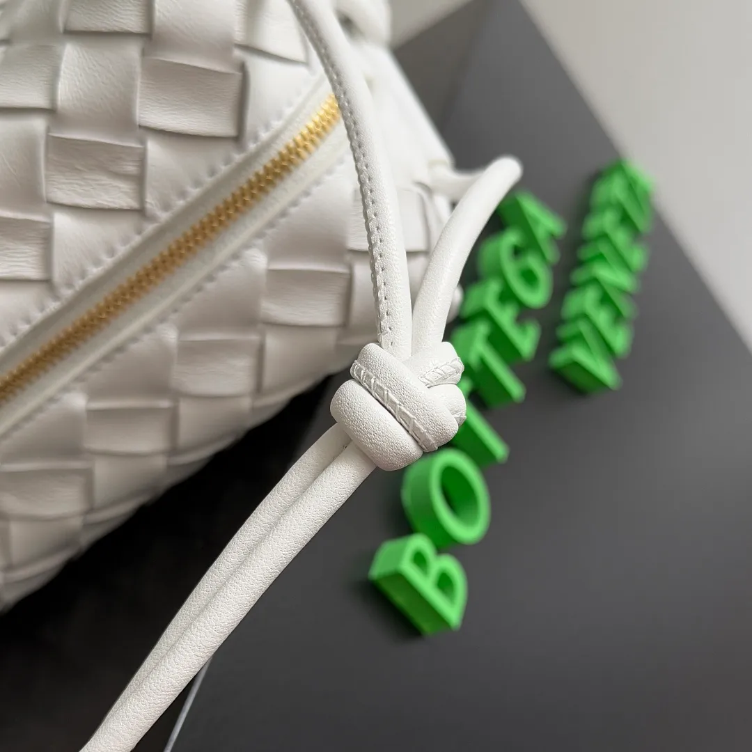 Batch 1260 𝗕𝗼𝘁𝘁𝗲𝗴𝗮 𝗩𝗲𝗻𝗲𝘁𝗮———— The latest version of the loop camera bag💥 at BV’s King of Cost-Effectiveness counter, large woven texture➕As always, ultra-high-quality lambskin, with zippers and adjustable drawstrings, it is especially suitable for the belly💫It can hold anything, and it is very light in weight, suitable for🈴️girls of all ages, size: 22*15*8cm, style number: 680255